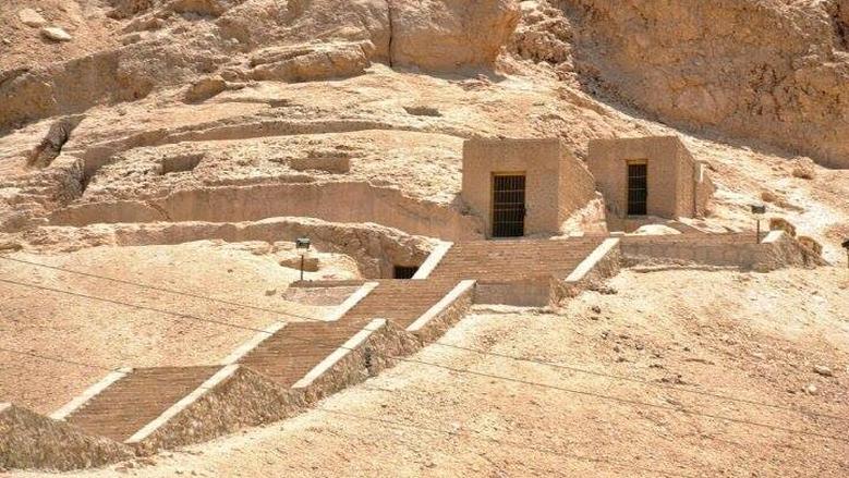 THE TOMBS OF AL-HAMMAMYA